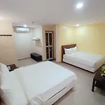 Capital O 90897 Island City Hotel